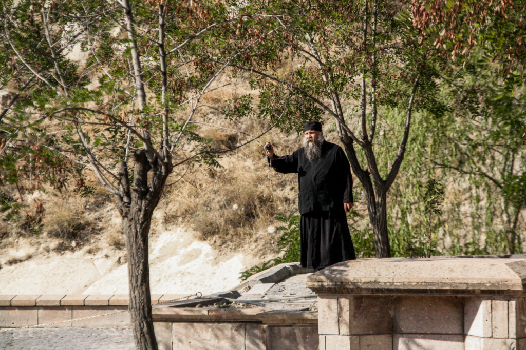 Göreme Open Air Museum, hulekirker i Cappadocia, UNESCO-verdensarv i Tyrkiet, historiske klippekirker i Göreme, byzantinsk kunst og fresker, kristne klostersamfund i Kappadokien, oplevelser i det centrale Tyrkiet, anatolsk kulturarv, seværdigheder i Cappadocia, kirker hugget i vulkansk sten, religiøs historie under jorden, must-see i Göreme, klippeformationer og hulearkitektur, Sankt Barbara og Tokali kirkerne, religiøse fresker fra middelalderen, kristen tilflugt i klippehuler, rejseoplevelser i Göreme-dalen, munk,