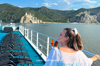 Jernporten, Iron Gate, Jernporten på Donau, Donau-kløften, seværdigheder ved Donau-floden, naturlige vidundere i Europa, oplevelser ved Donau, historiske steder på Donau, smukke flodlandskaber, krydstogter på Donau, Donau-flodens kløfter, grænsen mellem Rumænien og Serbien, sightseeing på Donau, must-see i Østeuropa, historiske fæstninger ved Donau, nationalparker ved Donau, rejseoplevelser i Balkan, Europas dybeste flodkløft, berømte klipper ved Donau, Rejseleder på Donau-floden, guidede ture på Donau, flodkrydstogt med rejseleder, oplevelser på Donau, historiske seværdigheder ved Donau, sightseeing med guide, kulturrejser i Centraleuropa, flodrejser i Østeuropa, ekspertguide på Donau, must-see steder langs Donau, Donau-krydstogt med historiefortælling, rejseoplevelser i Budapest, Wien og Beograd, flodsejlads med lokal guide, UNESCO-seværdigheder langs Donau, rejseinspiration til flodkrydstogt, natur- og kulturhistorie ved Donau, oplevelser på vandet med guide.