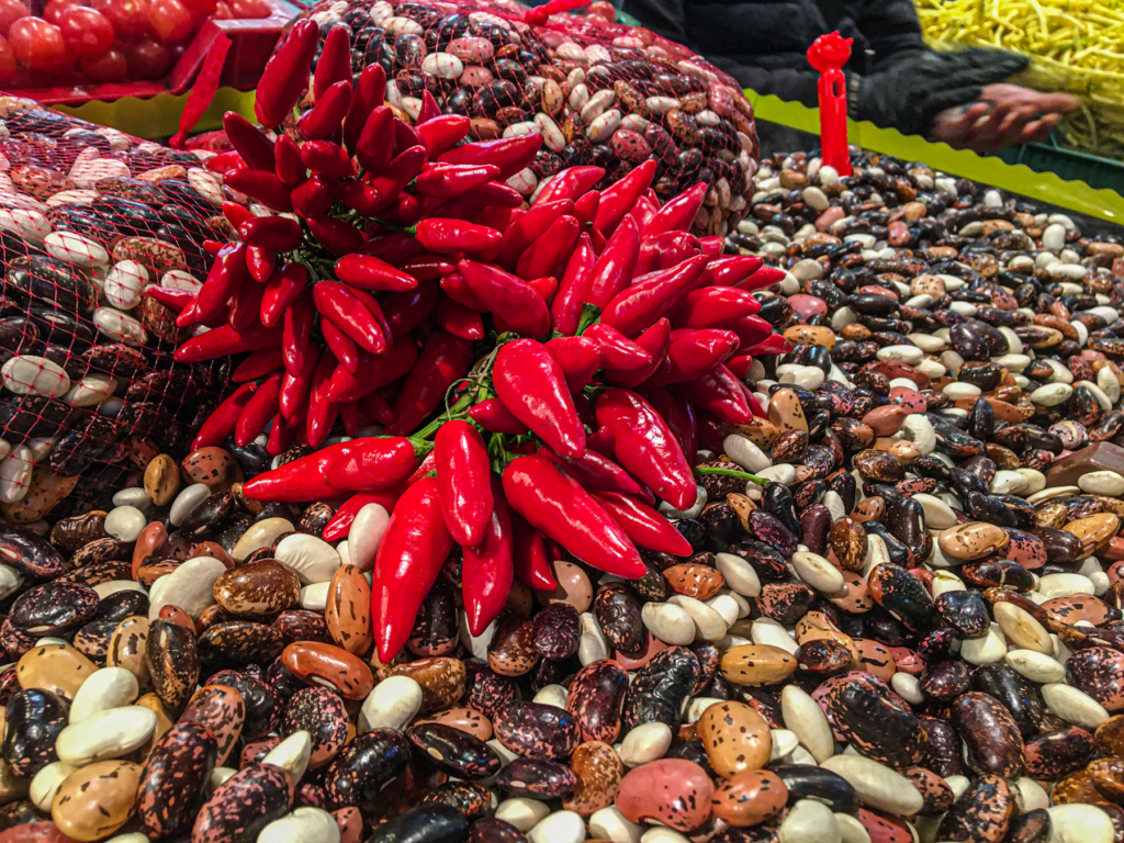 Markedshallen i Budapest, Nagyvásárcsarnok, Budapest Central Market Hall, seværdigheder i Budapest, oplevelser i Budapest, shopping i Budapest, madmarked i Budapest, ungarsk madkultur, lokale specialiteter i Budapest, street food i Budapest, historiske markeder i Budapest, arkitektur i Budapest, gastronomi i Budapest, souvenirshopping i Budapest, must-see i Budapest, turistattraktioner i Budapest, fotospots i Budapest.