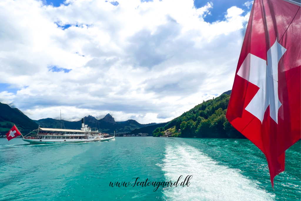 Sjove fakta om Schweiz, fun facts om Schweiz, overraskende ting om Schweiz, kuriositeter om Schweiz, Schweiz og fire officielle sprog, landet uden hovedstad – men med Bern som regeringsby, Schweiz har flere bunkerpladser end indbyggere, verdensberømt for ure, chokolade og ost, ingen McDonald’s reklamer på tv, Schweizisk demokrati og folkeafstemninger, præcision og punktlighed i togtrafikken, schweiziske køer med klokker, Alpernes land med over 7.000 søer, Schweiz producerer verdens dyreste ost, neutral i krige men aktiv i diplomati, vendingen “at gå i banken” har en helt ny mening i Schweiz.