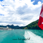 Sjove fakta om Schweiz, fun facts om Schweiz, overraskende ting om Schweiz, kuriositeter om Schweiz, Schweiz og fire officielle sprog, landet uden hovedstad – men med Bern som regeringsby, Schweiz har flere bunkerpladser end indbyggere, verdensberømt for ure, chokolade og ost, ingen McDonald’s reklamer på tv, Schweizisk demokrati og folkeafstemninger, præcision og punktlighed i togtrafikken, schweiziske køer med klokker, Alpernes land med over 7.000 søer, Schweiz producerer verdens dyreste ost, neutral i krige men aktiv i diplomati, vendingen “at gå i banken” har en helt ny mening i Schweiz.