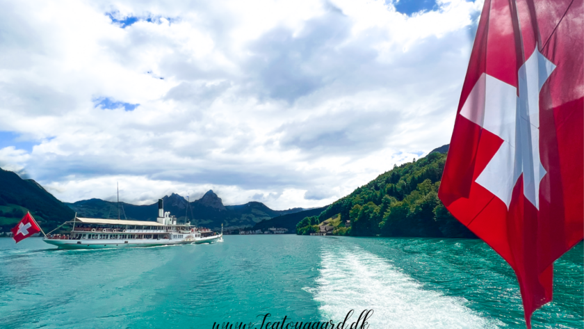 Sjove fakta om Schweiz, fun facts om Schweiz, overraskende ting om Schweiz, kuriositeter om Schweiz, Schweiz og fire officielle sprog, landet uden hovedstad – men med Bern som regeringsby, Schweiz har flere bunkerpladser end indbyggere, verdensberømt for ure, chokolade og ost, ingen McDonald’s reklamer på tv, Schweizisk demokrati og folkeafstemninger, præcision og punktlighed i togtrafikken, schweiziske køer med klokker, Alpernes land med over 7.000 søer, Schweiz producerer verdens dyreste ost, neutral i krige men aktiv i diplomati, vendingen “at gå i banken” har en helt ny mening i Schweiz.