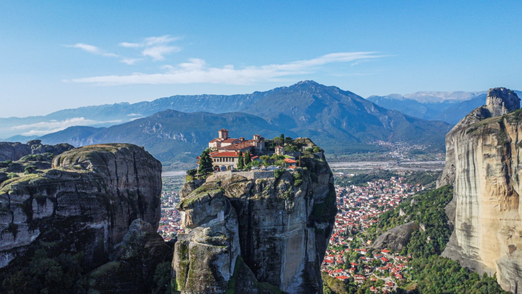 Agia Triada-klosteret i Meteora, Hellig Treenigheds-klosteret i Grækenland, James Bond-klosteret i Meteora, kendt fra filmen “For Your Eyes Only”, spektakulært beliggende kloster på klippetop, ortodokst munkekloster i Meteora-regionen, UNESCO verdensarv i Grækenland, Meteora seværdigheder, ikonisk kloster med udsigt, bjergkloster i det centrale Grækenland, filmkulisse og historisk helligsted, must-see i Meteora, klostre i Grækenland, oplevelser for kultur- og filmelskere.