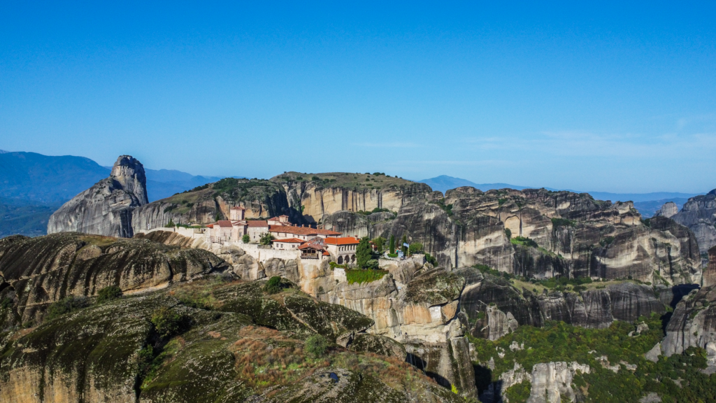 Agia Triada-klosteret i Meteora, Hellig Treenigheds-klosteret i Grækenland, James Bond-klosteret i Meteora, kendt fra filmen “For Your Eyes Only”, spektakulært beliggende kloster på klippetop, ortodokst munkekloster i Meteora-regionen, UNESCO verdensarv i Grækenland, Meteora seværdigheder, ikonisk kloster med udsigt, bjergkloster i det centrale Grækenland, filmkulisse og historisk helligsted, must-see i Meteora, klostre i Grækenland, oplevelser for kultur- og filmelskere.