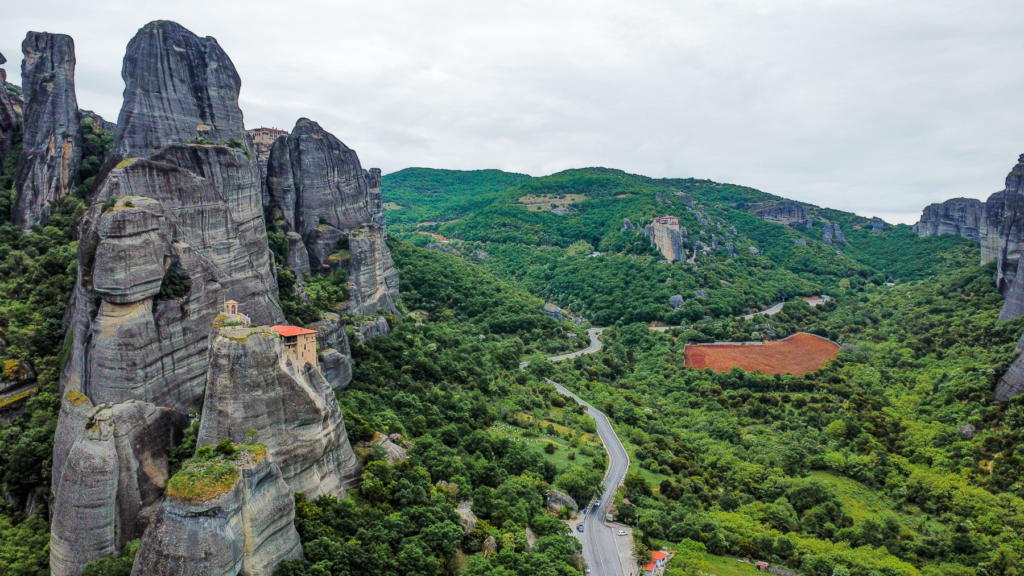 Agios Nikolaos-klosteret i Meteora, Sankt Nikolaos-klosteret i Grækenland, ortodokst munkekloster i Meteora, kloster på klippetop, Meteora klostre, UNESCO verdensarv i Grækenland, historisk kloster med fresker, seværdighed i det centrale Grækenland, oplevelser i Meteora, bjergklostre i Grækenland, Agios Nikolaos Anapafsas, smukke steder i Meteora, græsk kultur og klosterliv, Meteora klosterrundtur.