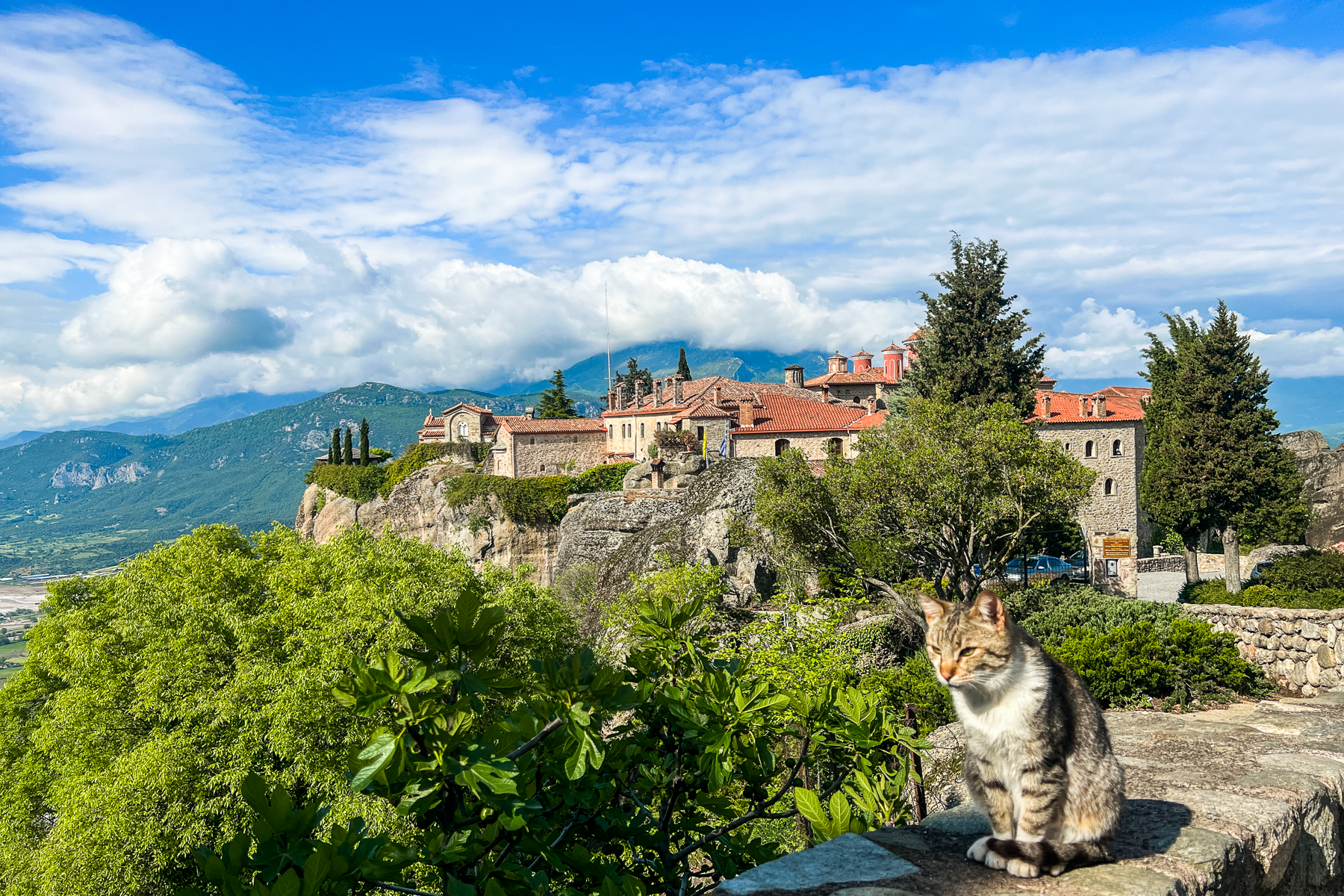Nonneklostret Agios Stéfanos i Meteora, St. Stefanos-klosteret i Grækenland, ortodokst nonnekloster i Meteora-regionen, seværdighed i Grækenland, Meteora klostre, historisk kloster med panoramaudsigt, UNESCO verdensarv i Grækenland, Meteora Grækenland oplevelser, kloster på bjergtop, let tilgængeligt Meteora kloster, smukke steder i Grækenland, kirke og museum i Meteora, klostre i Grækenlands bjerge, klosterrejse i Meteora.