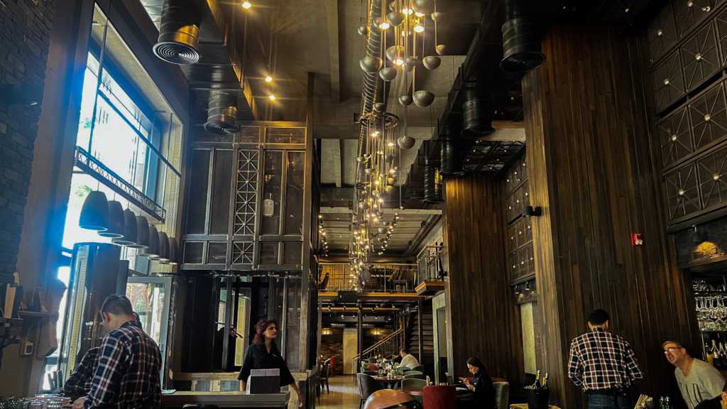 Sherep Restaurant i Jerevan, Armeniens bedste restaurant, gourmetoplevelser i hjertet af Jerevan, moderne armensk køkken, tradition og innovation på tallerkenen, populære spisesteder i Armenien, luksuriøs madoplevelse i Jerevan, Sherep Kitchen med åbent køkkenkoncept, armenske specialiteter i høj kvalitet, must-try restaurant i Jerevan, rejseoplevelser for madelskere, kulinarisk topniveau i Armenien, seværdigheder for foodies i Jerevan, armensk madkultur med internationalt præg, hyggelig stemning og professionel service.