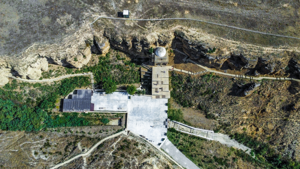 Diri Baba Helligdommen, mausoleum i Azerbaijan, historisk gravmæle nær landsbyen Maraza, seværdighed i Gobustan-regionen, indbygget i klippevæggen, mystisk og smuk arkitektur fra 1400-tallet, sufisk pilgrimssted, islamisk helligdom i Kaukasus, Diri Baba Mausoleum med åndelig betydning, kulturelt vartegn i det centrale Azerbaijan, oplevelser mellem natur og historie, spirituel stemning og arkitektonisk mesterværk, seværdigheder i Azerbaijan, pilgrimsrejse Azerbaijan, hellige steder i Azerbaijan