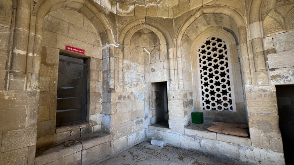 Diri Baba Helligdommen, mausoleum i Azerbaijan, historisk gravmæle nær landsbyen Maraza, seværdighed i Gobustan-regionen, indbygget i klippevæggen, mystisk og smuk arkitektur fra 1400-tallet, sufisk pilgrimssted, islamisk helligdom i Kaukasus, Diri Baba Mausoleum med åndelig betydning, kulturelt vartegn i det centrale Azerbaijan, oplevelser mellem natur og historie, spirituel stemning og arkitektonisk mesterværk, seværdigheder i Azerbaijan, pilgrimsrejse Azerbaijan, hellige steder i Azerbaijan