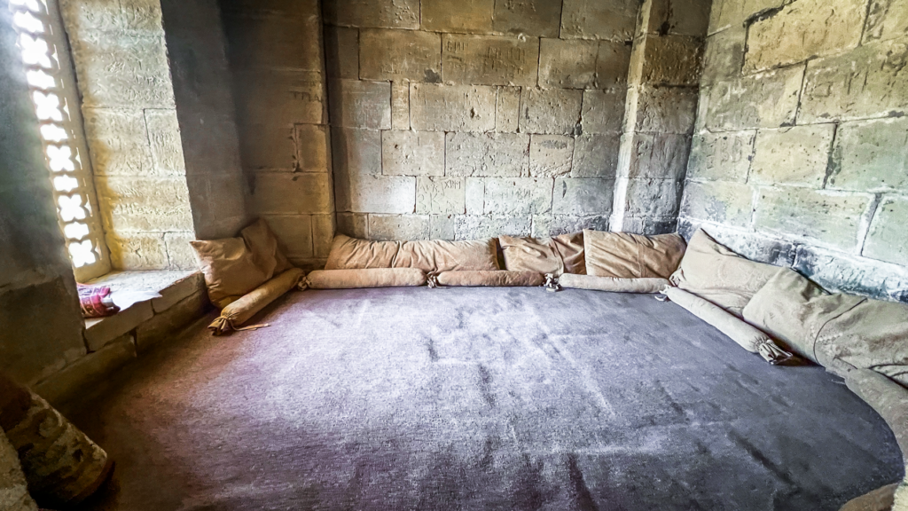 Diri Baba Helligdommen, mausoleum i Azerbaijan, historisk gravmæle nær landsbyen Maraza, seværdighed i Gobustan-regionen, indbygget i klippevæggen, mystisk og smuk arkitektur fra 1400-tallet, sufisk pilgrimssted, islamisk helligdom i Kaukasus, Diri Baba Mausoleum med åndelig betydning, kulturelt vartegn i det centrale Azerbaijan, oplevelser mellem natur og historie, spirituel stemning og arkitektonisk mesterværk, seværdigheder i Azerbaijan, pilgrimsrejse Azerbaijan, hellige steder i Azerbaijan