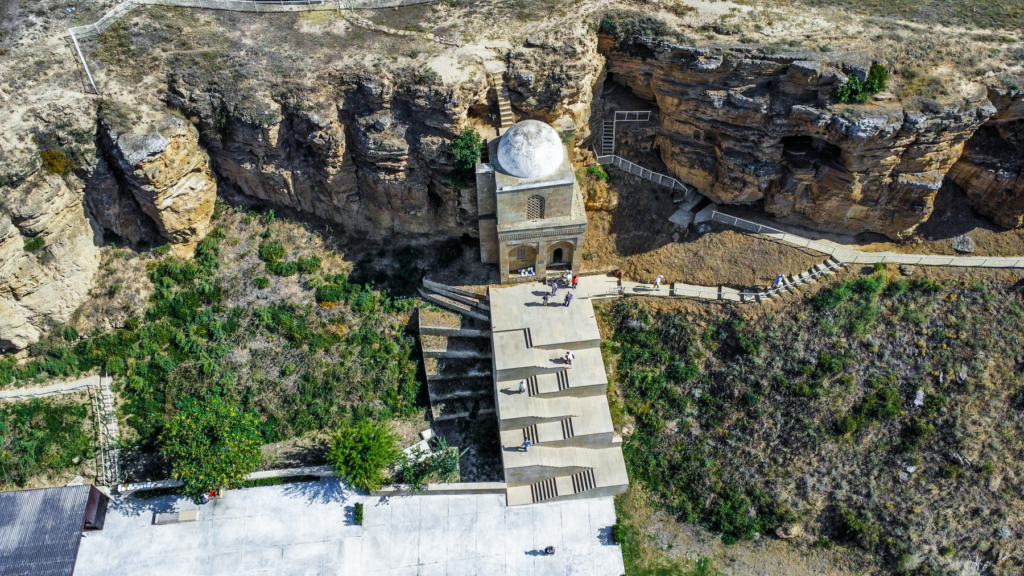 Diri Baba Helligdommen, mausoleum i Azerbaijan, historisk gravmæle nær landsbyen Maraza, seværdighed i Gobustan-regionen, indbygget i klippevæggen, mystisk og smuk arkitektur fra 1400-tallet, sufisk pilgrimssted, islamisk helligdom i Kaukasus, Diri Baba Mausoleum med åndelig betydning, kulturelt vartegn i det centrale Azerbaijan, oplevelser mellem natur og historie, spirituel stemning og arkitektonisk mesterværk, seværdigheder i Azerbaijan, pilgrimsrejse Azerbaijan, hellige steder i Azerbaijan