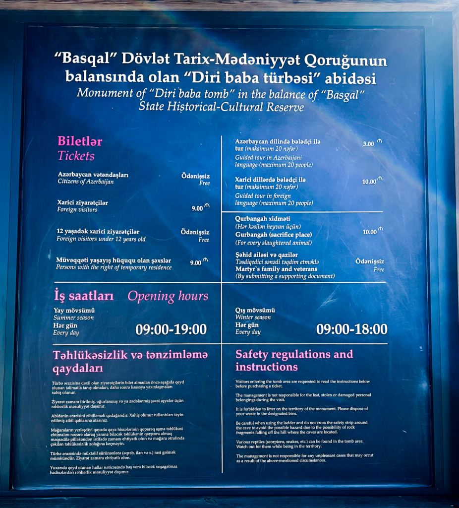 Diri Baba Helligdommen, mausoleum i Azerbaijan, historisk gravmæle nær landsbyen Maraza, seværdighed i Gobustan-regionen, indbygget i klippevæggen, mystisk og smuk arkitektur fra 1400-tallet, sufisk pilgrimssted, islamisk helligdom i Kaukasus, Diri Baba Mausoleum med åndelig betydning, kulturelt vartegn i det centrale Azerbaijan, oplevelser mellem natur og historie, spirituel stemning og arkitektonisk mesterværk, seværdigheder i Azerbaijan, pilgrimsrejse Azerbaijan, hellige steder i Azerbaijan
