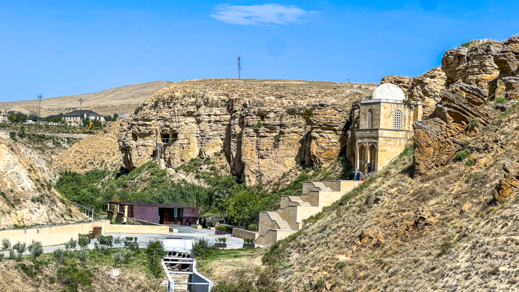 Diri Baba Helligdommen, mausoleum i Azerbaijan, historisk gravmæle nær landsbyen Maraza, seværdighed i Gobustan-regionen, indbygget i klippevæggen, mystisk og smuk arkitektur fra 1400-tallet, sufisk pilgrimssted, islamisk helligdom i Kaukasus, Diri Baba Mausoleum med åndelig betydning, kulturelt vartegn i det centrale Azerbaijan, oplevelser mellem natur og historie, spirituel stemning og arkitektonisk mesterværk, seværdigheder i Azerbaijan, pilgrimsrejse Azerbaijan, hellige steder i Azerbaijan