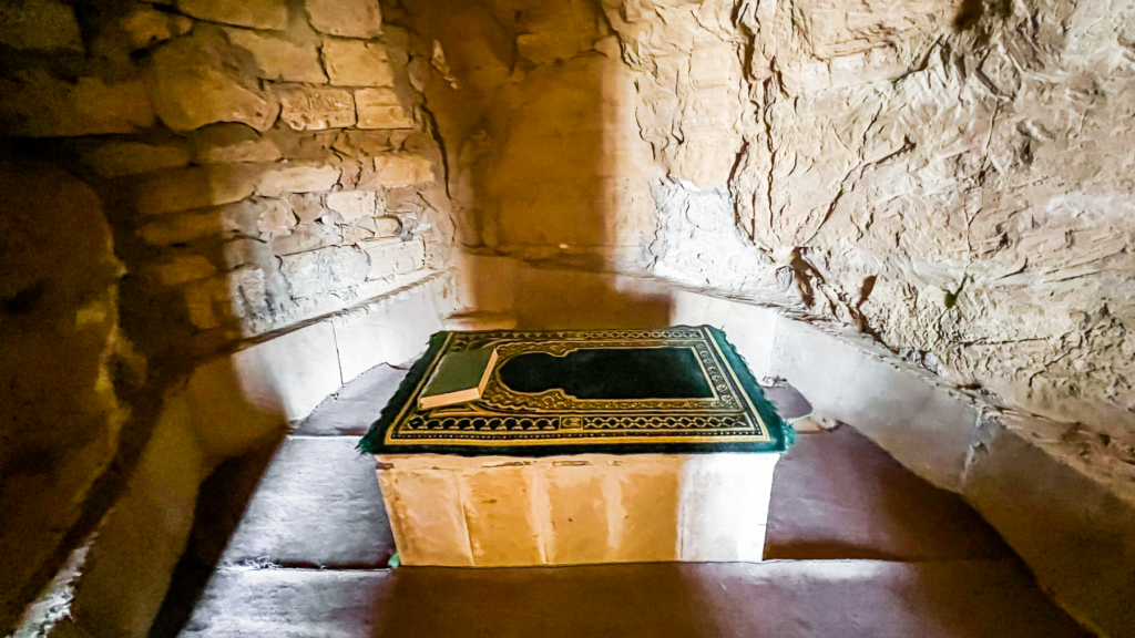 Diri Baba Helligdommen, mausoleum i Azerbaijan, historisk gravmæle nær landsbyen Maraza, seværdighed i Gobustan-regionen, indbygget i klippevæggen, mystisk og smuk arkitektur fra 1400-tallet, sufisk pilgrimssted, islamisk helligdom i Kaukasus, Diri Baba Mausoleum med åndelig betydning, kulturelt vartegn i det centrale Azerbaijan, oplevelser mellem natur og historie, spirituel stemning og arkitektonisk mesterværk, seværdigheder i Azerbaijan, pilgrimsrejse Azerbaijan, hellige steder i Azerbaijan