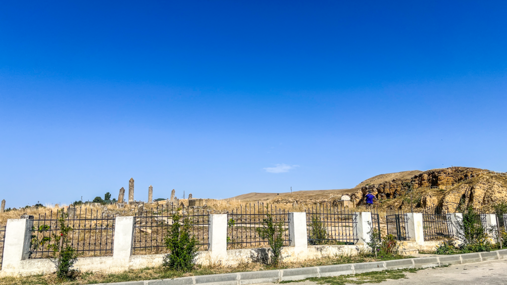 Diri Baba Helligdommen, mausoleum i Azerbaijan, historisk gravmæle nær landsbyen Maraza, seværdighed i Gobustan-regionen, indbygget i klippevæggen, mystisk og smuk arkitektur fra 1400-tallet, sufisk pilgrimssted, islamisk helligdom i Kaukasus, Diri Baba Mausoleum med åndelig betydning, kulturelt vartegn i det centrale Azerbaijan, oplevelser mellem natur og historie, spirituel stemning og arkitektonisk mesterværk, seværdigheder i Azerbaijan, pilgrimsrejse Azerbaijan, hellige steder i Azerbaijan