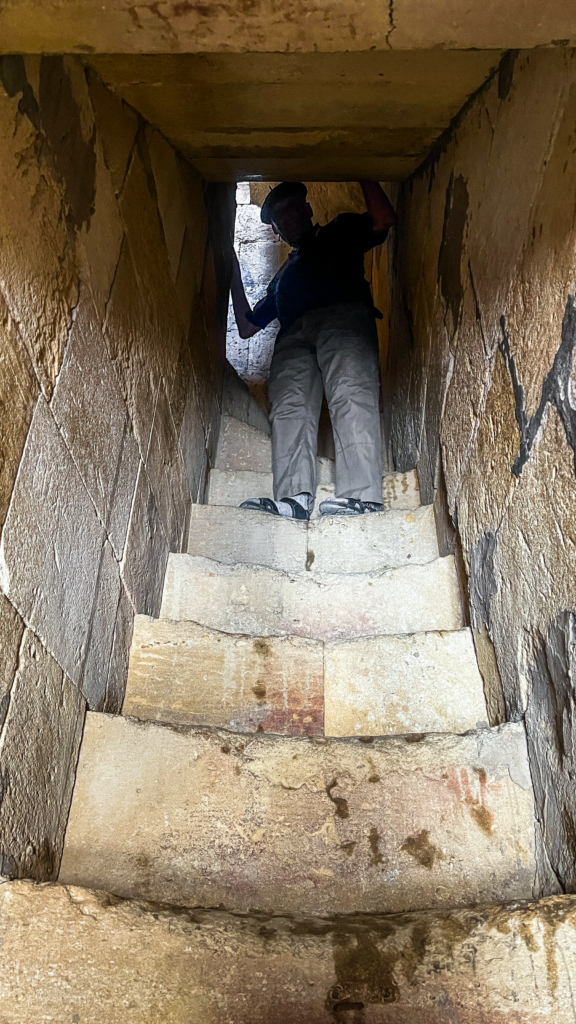 Diri Baba Helligdommen, mausoleum i Azerbaijan, historisk gravmæle nær landsbyen Maraza, seværdighed i Gobustan-regionen, indbygget i klippevæggen, mystisk og smuk arkitektur fra 1400-tallet, sufisk pilgrimssted, islamisk helligdom i Kaukasus, Diri Baba Mausoleum med åndelig betydning, kulturelt vartegn i det centrale Azerbaijan, oplevelser mellem natur og historie, spirituel stemning og arkitektonisk mesterværk, seværdigheder i Azerbaijan, pilgrimsrejse Azerbaijan, hellige steder i Azerbaijan
