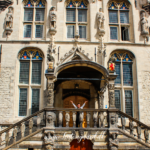 Gouda by i Holland, seværdighed og rejseguide til Gouda, oplevelser i den historiske osteby, Gouda ostemarked og lokale specialiteter, charmerende gader og kanaler, gotisk rådhus på byens torv, seværdigheder i Sydholland, historiske kirker som Sint-Janskerk med farverige glasmosaikker, Gouda som hyggelig dagstur fra Amsterdam eller Rotterdam, lokale markeder og håndværk, museum for ost og keramik, caféer og hollandsk madkultur, must-see i Holland, rejsetips til en autentisk hollandsk oplevelse, kultur og smag i Gouda by.