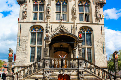 Gouda by i Holland, seværdighed og rejseguide til Gouda, oplevelser i den historiske osteby, Gouda ostemarked og lokale specialiteter, charmerende gader og kanaler, gotisk rådhus på byens torv, seværdigheder i Sydholland, historiske kirker som Sint-Janskerk med farverige glasmosaikker, Gouda som hyggelig dagstur fra Amsterdam eller Rotterdam, lokale markeder og håndværk, museum for ost og keramik, caféer og hollandsk madkultur, must-see i Holland, rejsetips til en autentisk hollandsk oplevelse, kultur og smag i Gouda by.