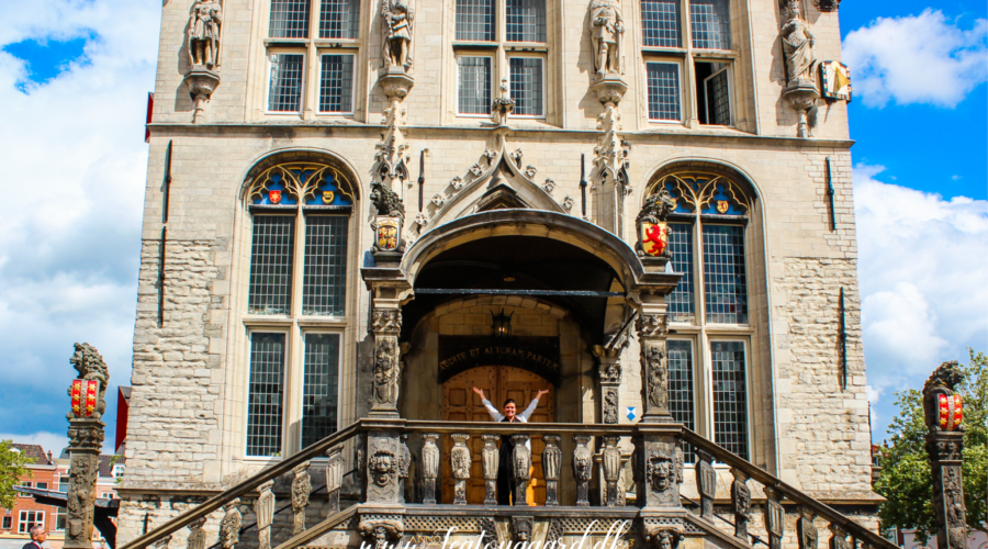 Gouda by i Holland, seværdighed og rejseguide til Gouda, oplevelser i den historiske osteby, Gouda ostemarked og lokale specialiteter, charmerende gader og kanaler, gotisk rådhus på byens torv, seværdigheder i Sydholland, historiske kirker som Sint-Janskerk med farverige glasmosaikker, Gouda som hyggelig dagstur fra Amsterdam eller Rotterdam, lokale markeder og håndværk, museum for ost og keramik, caféer og hollandsk madkultur, must-see i Holland, rejsetips til en autentisk hollandsk oplevelse, kultur og smag i Gouda by.