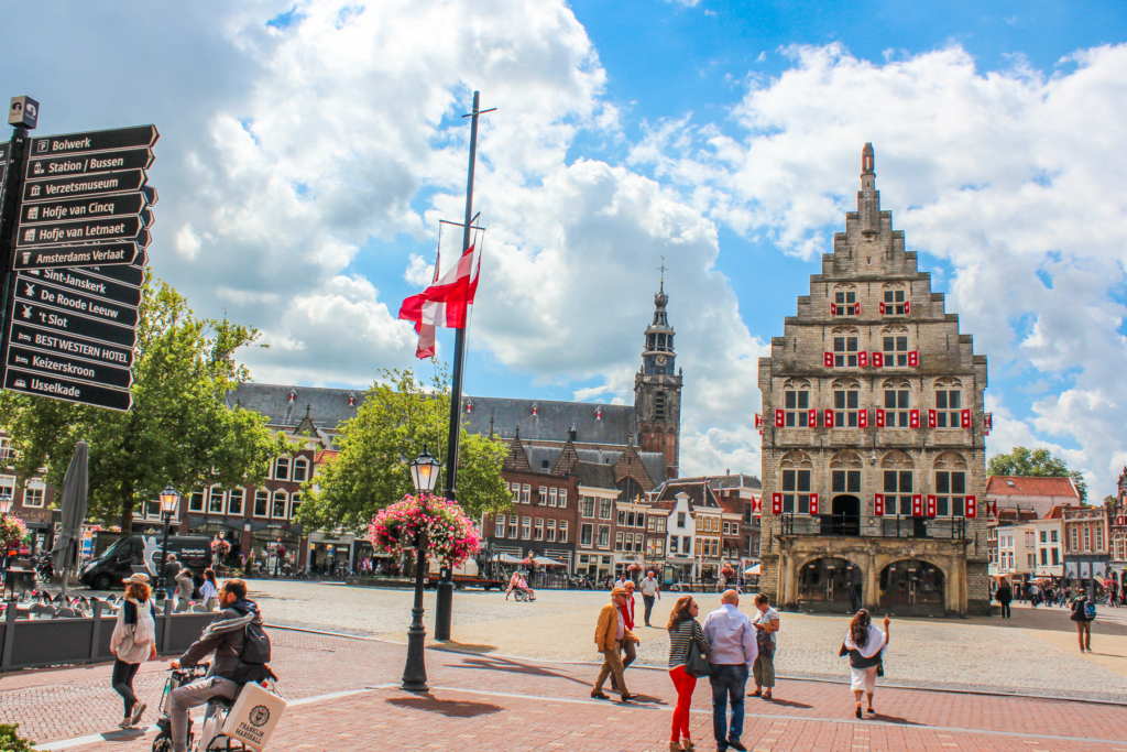 Stadhuis i Gouda, byens historiske rådhus, ikonisk bygning på Markt-pladsen, gotisk arkitektur fra 1400-tallet, en af Hollands ældste rådhusbygninger, seværdigheder i Gouda, smukke detaljer og røde skodder, kendt for sit mekaniske klokkespil med figurer, oplevelser i Gouda centrum, kulturelt vartegn i Sydholland, populære bryllupslokaler og fotospot, stolt symbol på byens historie og selvstændighed, must-see for arkitektur- og historieinteresserede, stadhuis som hjertet af Gouda.