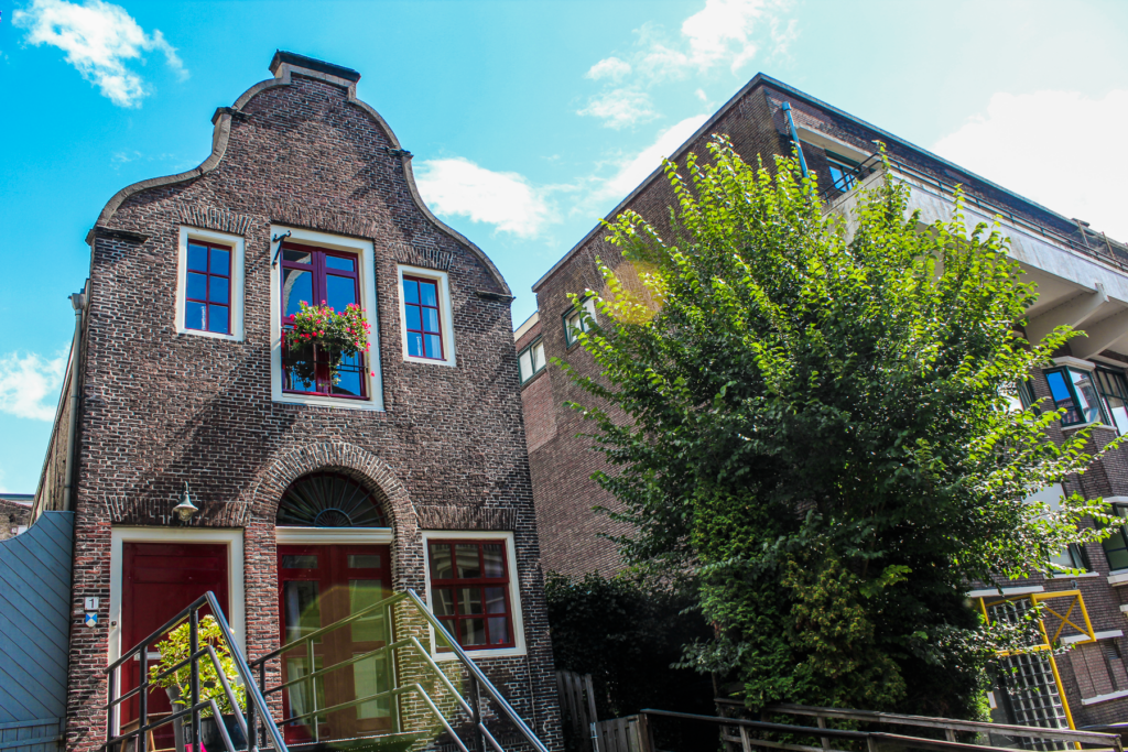 Gouda by i Holland, seværdighed og rejseguide til Gouda, oplevelser i den historiske osteby, Gouda ostemarked og lokale specialiteter, charmerende gader og kanaler, gotisk rådhus på byens torv, seværdigheder i Sydholland, historiske kirker som Sint-Janskerk med farverige glasmosaikker, Gouda som hyggelig dagstur fra Amsterdam eller Rotterdam, lokale markeder og håndværk, museum for ost og keramik, caféer og hollandsk madkultur, must-see i Holland, rejsetips til en autentisk hollandsk oplevelse, kultur og smag i Gouda by.