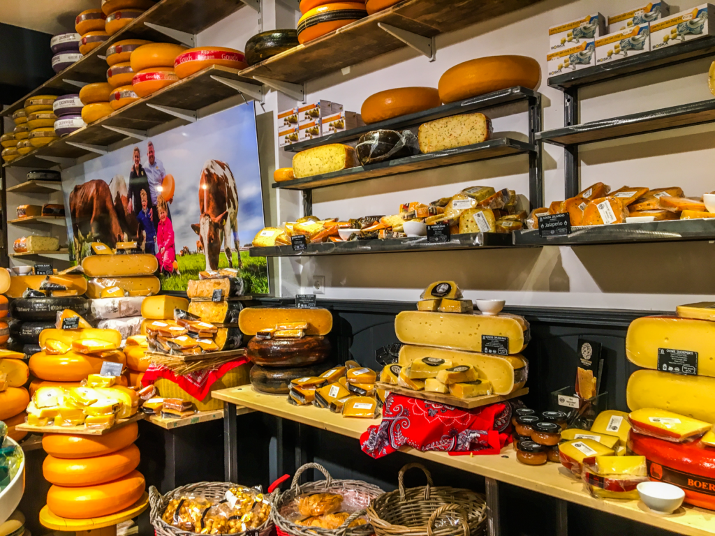 Gouda ost, berømt hollandsk ost, traditionel ost fra byen Gouda i Holland, en af verdens mest kendte oste, blød og cremet smag i ung version, lagret gouda med stærkere og nøddeagtig karakter, hollandsk madkultur, ostemarked i Gouda by, håndlavet ost efter gamle opskrifter, ostetraditioner siden middelalderen, gul ost med voksbelægning, eksportvare og national stolthed i Holland, must-try for osteelskere, gouda ost i madlavning og tapas, kultur og smag fra det hollandske landskab, Gouda by i Holland, seværdighed og rejseguide til Gouda, oplevelser i den historiske osteby, Gouda ostemarked og lokale specialiteter, charmerende gader og kanaler, gotisk rådhus på byens torv, seværdigheder i Sydholland, historiske kirker som Sint-Janskerk med farverige glasmosaikker, Gouda som hyggelig dagstur fra Amsterdam eller Rotterdam, lokale markeder og håndværk, museum for ost og keramik, caféer og hollandsk madkultur, must-see i Holland, rejsetips til en autentisk hollandsk oplevelse, kultur og smag i Gouda by, 