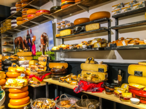 Gouda ost, berømt hollandsk ost, traditionel ost fra byen Gouda i Holland, en af verdens mest kendte oste, blød og cremet smag i ung version, lagret gouda med stærkere og nøddeagtig karakter, hollandsk madkultur, ostemarked i Gouda by, håndlavet ost efter gamle opskrifter, ostetraditioner siden middelalderen, gul ost med voksbelægning, eksportvare og national stolthed i Holland, must-try for osteelskere, gouda ost i madlavning og tapas, kultur og smag fra det hollandske landskab, Gouda by i Holland, seværdighed og rejseguide til Gouda, oplevelser i den historiske osteby, Gouda ostemarked og lokale specialiteter, charmerende gader og kanaler, gotisk rådhus på byens torv, seværdigheder i Sydholland, historiske kirker som Sint-Janskerk med farverige glasmosaikker, Gouda som hyggelig dagstur fra Amsterdam eller Rotterdam, lokale markeder og håndværk, museum for ost og keramik, caféer og hollandsk madkultur, must-see i Holland, rejsetips til en autentisk hollandsk oplevelse, kultur og smag i Gouda by,