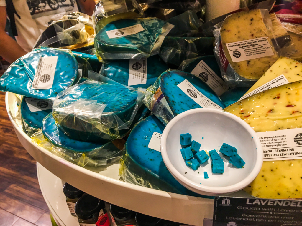 Gouda ost, berømt hollandsk ost, traditionel ost fra byen Gouda i Holland, en af verdens mest kendte oste, blød og cremet smag i ung version, lagret gouda med stærkere og nøddeagtig karakter, hollandsk madkultur, ostemarked i Gouda by, håndlavet ost efter gamle opskrifter, ostetraditioner siden middelalderen, gul ost med voksbelægning, eksportvare og national stolthed i Holland, must-try for osteelskere, gouda ost i madlavning og tapas, kultur og smag fra det hollandske landskab, Gouda by i Holland, seværdighed og rejseguide til Gouda, oplevelser i den historiske osteby, Gouda ostemarked og lokale specialiteter, charmerende gader og kanaler, gotisk rådhus på byens torv, seværdigheder i Sydholland, historiske kirker som Sint-Janskerk med farverige glasmosaikker, Gouda som hyggelig dagstur fra Amsterdam eller Rotterdam, lokale markeder og håndværk, museum for ost og keramik, caféer og hollandsk madkultur, must-see i Holland, rejsetips til en autentisk hollandsk oplevelse, kultur og smag i Gouda by,