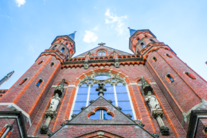 Gouwekerk kirken i Gouda, neogotisk kirke i hjertet af byen, seværdigheder i Gouda, religiøs arkitektur i Holland, Sint-Josephkerk som kirken også kaldes, opført i slutningen af 1800-tallet, imponerende facade og høje spir, oplevelser i Gouda for kulturinteresserede, smukke glasmalerier og detaljeret kirkearkitektur, katolsk kirkebyggeri i hollandsk stil, kirken som kulturelt vartegn i Gouda, roligt åndehul midt i byen, historisk bygning med atmosfære, must-see for arkitektur- og historieelskere.