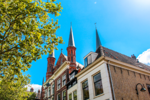 Gouwekerk kirken i Gouda, neogotisk kirke i hjertet af byen, seværdigheder i Gouda, religiøs arkitektur i Holland, Sint-Josephkerk som kirken også kaldes, opført i slutningen af 1800-tallet, imponerende facade og høje spir, oplevelser i Gouda for kulturinteresserede, smukke glasmalerier og detaljeret kirkearkitektur, katolsk kirkebyggeri i hollandsk stil, kirken som kulturelt vartegn i Gouda, roligt åndehul midt i byen, historisk bygning med atmosfære, must-see for arkitektur- og historieelskere.