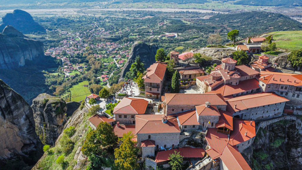 Grand Meteoro-klosteret i Meteora, Megalo Meteoro kloster i Grækenland, største kloster i Meteora, ortodokst munkekloster på klippetop, historisk kloster i Grækenland, UNESCO verdensarv Meteora, Meteora klostre, seværdigheder i det centrale Grækenland, oplevelser i Meteora, klostre i bjergene, Grand Meteoro med museum og kirke, must-see kloster i Meteora, smukkeste steder i Grækenland, religiøs historie og arkitektur.