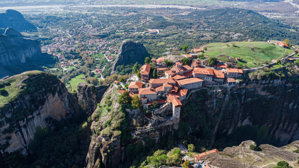 Grand Meteoro-klosteret i Meteora, Megalo Meteoro kloster i Grækenland, største kloster i Meteora, ortodokst munkekloster på klippetop, historisk kloster i Grækenland, UNESCO verdensarv Meteora, Meteora klostre, seværdigheder i det centrale Grækenland, oplevelser i Meteora, klostre i bjergene, Grand Meteoro med museum og kirke, must-see kloster i Meteora, smukkeste steder i Grækenland, religiøs historie og arkitektur.