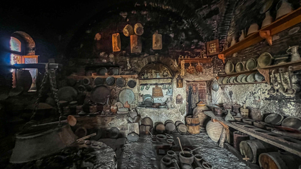 Grand Meteoro-klosteret i Meteora, Megalo Meteoro kloster i Grækenland, største kloster i Meteora, ortodokst munkekloster på klippetop, historisk kloster i Grækenland, UNESCO verdensarv Meteora, Meteora klostre, seværdigheder i det centrale Grækenland, oplevelser i Meteora, klostre i bjergene, Grand Meteoro med museum og kirke, must-see kloster i Meteora, smukkeste steder i Grækenland, religiøs historie og arkitektur.