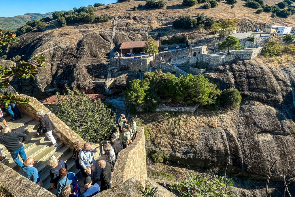 Grand Meteoro-klosteret i Meteora, Megalo Meteoro kloster i Grækenland, største kloster i Meteora, ortodokst munkekloster på klippetop, historisk kloster i Grækenland, UNESCO verdensarv Meteora, Meteora klostre, seværdigheder i det centrale Grækenland, oplevelser i Meteora, klostre i bjergene, Grand Meteoro med museum og kirke, must-see kloster i Meteora, smukkeste steder i Grækenland, religiøs historie og arkitektur.