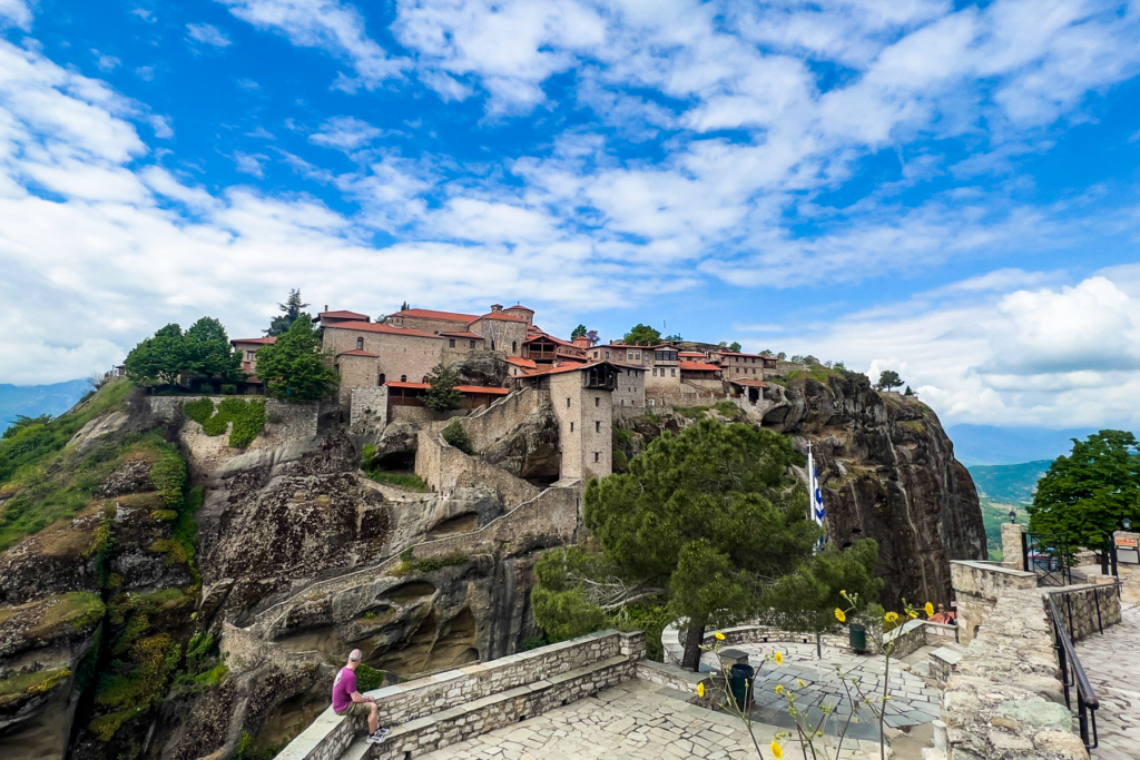 Grand Meteoro-klosteret i Meteora, Megalo Meteoro kloster i Grækenland, største kloster i Meteora, ortodokst munkekloster på klippetop, historisk kloster i Grækenland, UNESCO verdensarv Meteora, Meteora klostre, seværdigheder i det centrale Grækenland, oplevelser i Meteora, klostre i bjergene, Grand Meteoro med museum og kirke, must-see kloster i Meteora, smukkeste steder i Grækenland, religiøs historie og arkitektur.