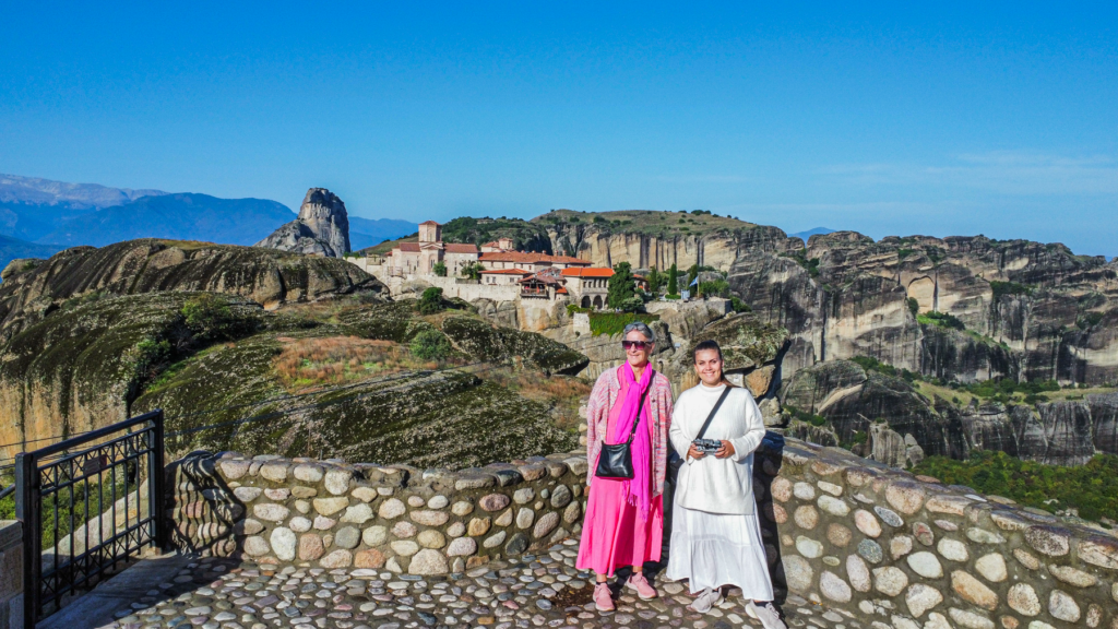 Meteora i Grækenland, klosterområde på klippetoppe, UNESCO verdensarv, ortodokse klostre svævende over dalen, seværdighed i Grækenland, klostre som Grand Meteoro, Varlaam, Agia Triada, historisk og religiøst centrum i grækenland, must-see destination i Grækenland, græske klostre på klippetoppe, rejseoplevelser i Grækenland, Seværdigheder i Grækenland, rejseblog om Grækenland, Guide til Grækenland
