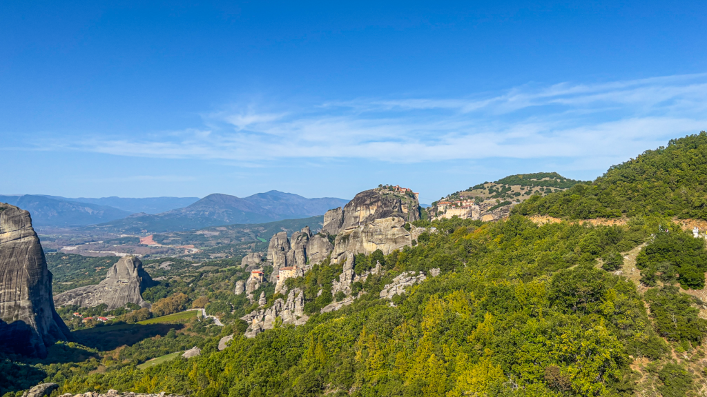 Meteora i Grækenland, klosterområde på klippetoppe, UNESCO verdensarv, ortodokse klostre svævende over dalen, seværdighed i Grækenland, klostre som Grand Meteoro, Varlaam, Agia Triada, historisk og religiøst centrum i grækenland, must-see destination i Grækenland, græske klostre på klippetoppe, rejseoplevelser i Grækenland, Seværdigheder i Grækenland, rejseblog om Grækenland, Guide til Grækenland