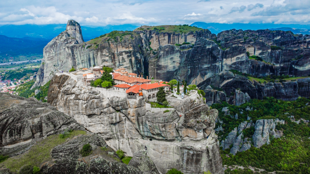 Agia Triada-klosteret i Meteora, Hellig Treenigheds-klosteret i Grækenland, James Bond-klosteret i Meteora, kendt fra filmen “For Your Eyes Only”, spektakulært beliggende kloster på klippetop, ortodokst munkekloster i Meteora-regionen, UNESCO verdensarv i Grækenland, Meteora seværdigheder, ikonisk kloster med udsigt, bjergkloster i det centrale Grækenland, filmkulisse og historisk helligsted, must-see i Meteora, klostre i Grækenland, oplevelser for kultur- og filmelskere.