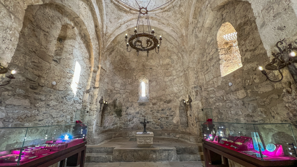 Kish Kirken i Azerbaijan, gammel stenbygget kirke i Kaukasus, historisk kirke i Kish landsbyen, kristen arv i Azerbaijan, Kaukasiens ældste kirke, religiøs seværdighed nær Shaki, albansk-kristen arkitektur, apostolsk historie i Kaukasus, must-see i det nordlige Azerbaijan, smukt restaureret kirke i grønne omgivelser, kulturarv fra det tidlige kristendom, Seværdigheder i Aserbajdsjan, oplevelser i Kaukasus, historiske steder i Aserbajdsjan, Kish kirken i Shaki-regionen,