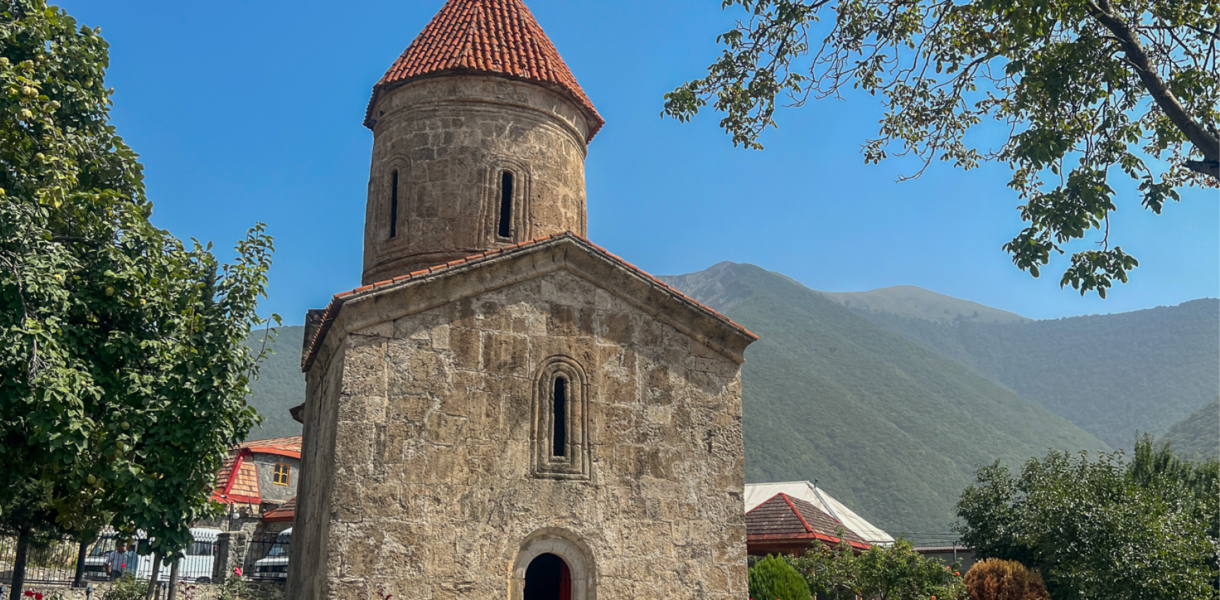 Kish Kirken i Azerbaijan, gammel stenbygget kirke i Kaukasus, historisk kirke i Kish landsbyen, kristen arv i Azerbaijan, Kaukasiens ældste kirke, religiøs seværdighed nær Shaki, albansk-kristen arkitektur, apostolsk historie i Kaukasus, must-see i det nordlige Azerbaijan, smukt restaureret kirke i grønne omgivelser, kulturarv fra det tidlige kristendom, Seværdigheder i Aserbajdsjan, oplevelser i Kaukasus, historiske steder i Aserbajdsjan, Kish kirken i Shaki-regionen,