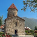 Kish Kirken i Azerbaijan, gammel stenbygget kirke i Kaukasus, historisk kirke i Kish landsbyen, kristen arv i Azerbaijan, Kaukasiens ældste kirke, religiøs seværdighed nær Shaki, albansk-kristen arkitektur, apostolsk historie i Kaukasus, must-see i det nordlige Azerbaijan, smukt restaureret kirke i grønne omgivelser, kulturarv fra det tidlige kristendom, Seværdigheder i Aserbajdsjan, oplevelser i Kaukasus, historiske steder i Aserbajdsjan, Kish kirken i Shaki-regionen,
