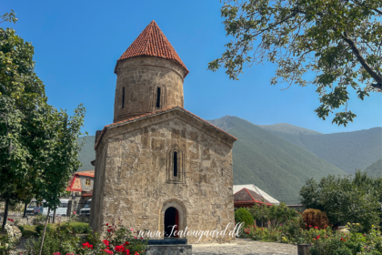 Kish Kirken i Azerbaijan, gammel stenbygget kirke i Kaukasus, historisk kirke i Kish landsbyen, kristen arv i Azerbaijan, Kaukasiens ældste kirke, religiøs seværdighed nær Shaki, albansk-kristen arkitektur, apostolsk historie i Kaukasus, must-see i det nordlige Azerbaijan, smukt restaureret kirke i grønne omgivelser, kulturarv fra det tidlige kristendom, Seværdigheder i Aserbajdsjan, oplevelser i Kaukasus, historiske steder i Aserbajdsjan, Kish kirken i Shaki-regionen,