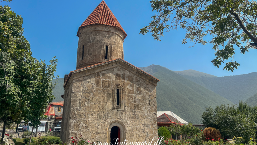 Kish Kirken i Azerbaijan, gammel stenbygget kirke i Kaukasus, historisk kirke i Kish landsbyen, kristen arv i Azerbaijan, Kaukasiens ældste kirke, religiøs seværdighed nær Shaki, albansk-kristen arkitektur, apostolsk historie i Kaukasus, must-see i det nordlige Azerbaijan, smukt restaureret kirke i grønne omgivelser, kulturarv fra det tidlige kristendom, Seværdigheder i Aserbajdsjan, oplevelser i Kaukasus, historiske steder i Aserbajdsjan, Kish kirken i Shaki-regionen,