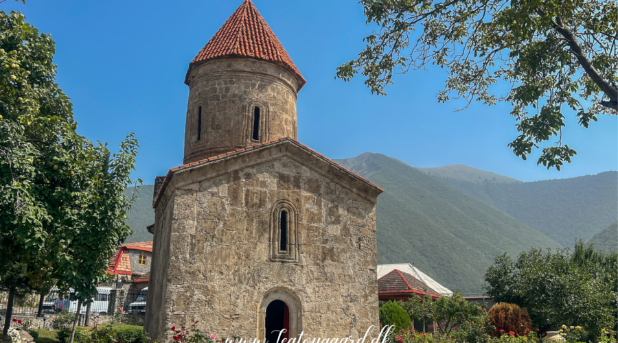 Kish Kirken i Azerbaijan, gammel stenbygget kirke i Kaukasus, historisk kirke i Kish landsbyen, kristen arv i Azerbaijan, Kaukasiens ældste kirke, religiøs seværdighed nær Shaki, albansk-kristen arkitektur, apostolsk historie i Kaukasus, must-see i det nordlige Azerbaijan, smukt restaureret kirke i grønne omgivelser, kulturarv fra det tidlige kristendom, Seværdigheder i Aserbajdsjan, oplevelser i Kaukasus, historiske steder i Aserbajdsjan, Kish kirken i Shaki-regionen,