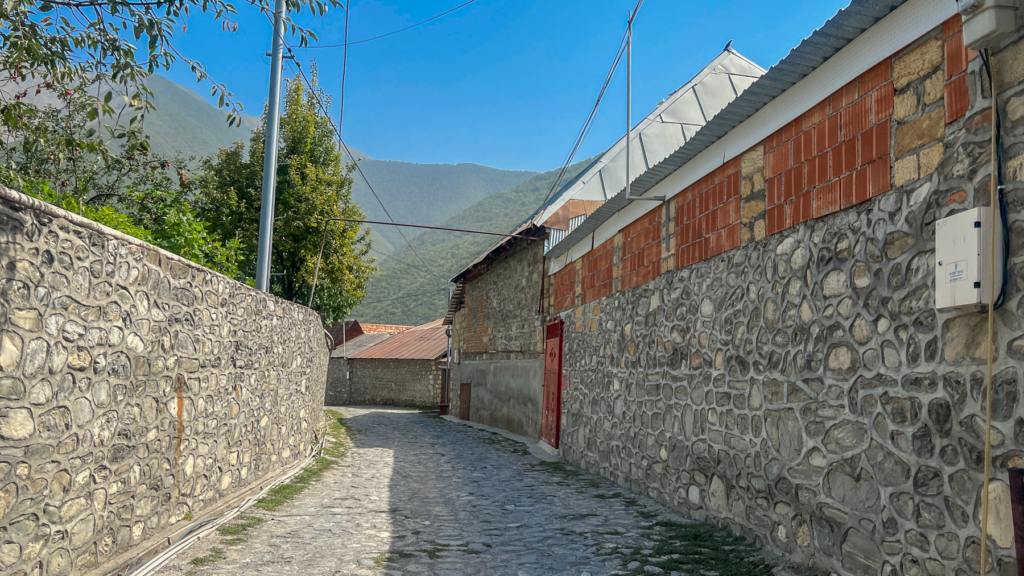Kish landsbyen i Azerbaijan, historisk bjerglandsby nær Shaki, Kish kirken, Kaukasiens ældste kirke, landsbyer i Azerbaijan, kulturel perle i det nordlige Azerbaijan, fredelig landsby omgivet af grønne bjerge, rejseoplevelser i Aserbajdsjan, seværdigheder i Sheki-regionen, must-see i det historiske Azerbaijan.