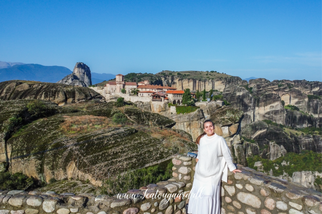 Meteora i Grækenland, klosterområde på klippetoppe, UNESCO verdensarv, ortodokse klostre svævende over dalen, seværdighed i Grækenland, klostre som Grand Meteoro, Varlaam, Agia Triada, historisk og religiøst centrum i grækenland, must-see destination i Grækenland, græske klostre på klippetoppe, rejseoplevelser i Grækenland, Seværdigheder i Grækenland, rejseblog om Grækenland, Guide til Grækenland