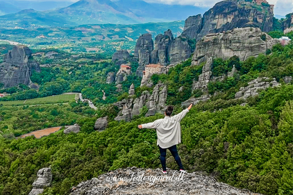 Meteora i Grækenland, klosterområde på klippetoppe, UNESCO verdensarv, ortodokse klostre svævende over dalen, seværdighed i Grækenland, klostre som Grand Meteoro, Varlaam, Agia Triada, historisk og religiøst centrum i grækenland, must-see destination i Grækenland, græske klostre på klippetoppe, rejseoplevelser i Grækenland, Seværdigheder i Grækenland, rejseblog om Grækenland, Guide til Grækenland