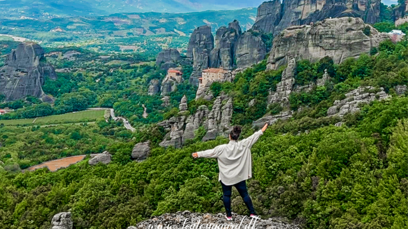 Meteora i Grækenland, klosterområde på klippetoppe, UNESCO verdensarv, ortodokse klostre svævende over dalen, seværdighed i Grækenland, klostre som Grand Meteoro, Varlaam, Agia Triada, historisk og religiøst centrum i grækenland, must-see destination i Grækenland, græske klostre på klippetoppe, rejseoplevelser i Grækenland, Seværdigheder i Grækenland, rejseblog om Grækenland, Guide til Grækenland