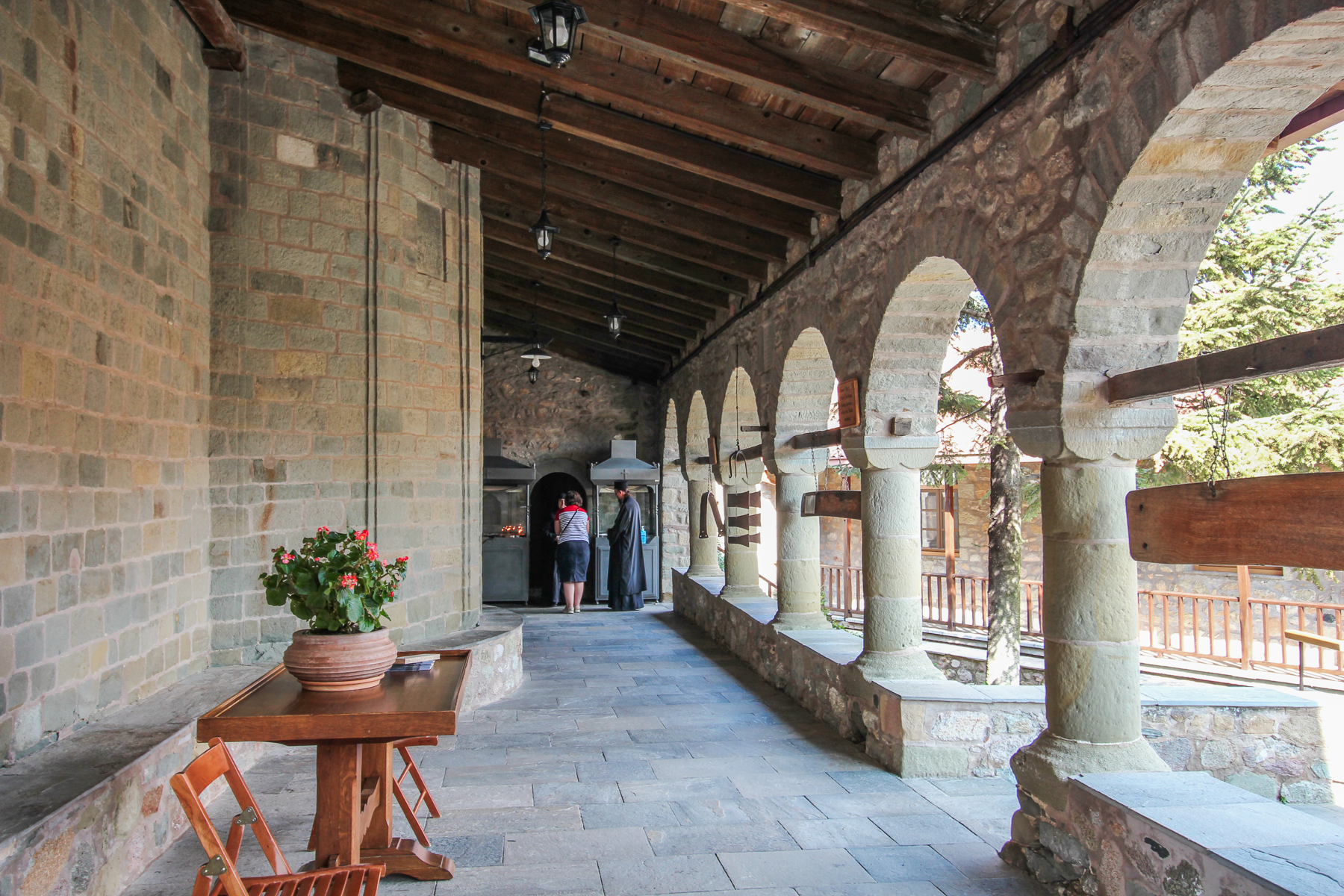 Nonneklostret Agios Stéfanos i Meteora, St. Stefanos-klosteret i Grækenland, ortodokst nonnekloster i Meteora-regionen, seværdighed i Grækenland, Meteora klostre, historisk kloster med panoramaudsigt, UNESCO verdensarv i Grækenland, Meteora Grækenland oplevelser, kloster på bjergtop, let tilgængeligt Meteora kloster, smukke steder i Grækenland, kirke og museum i Meteora, klostre i Grækenlands bjerge, klosterrejse i Meteora.