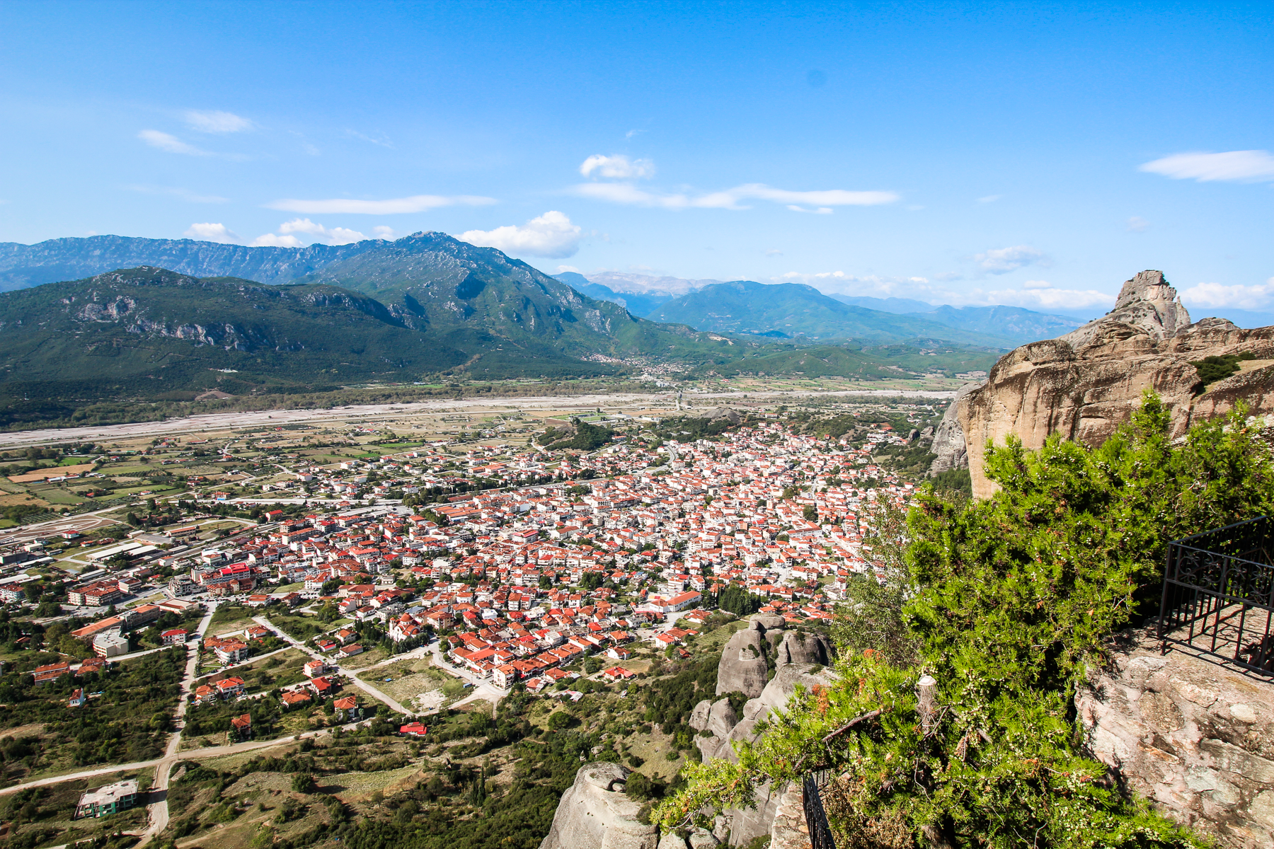 Nonneklostret Agios Stéfanos i Meteora, St. Stefanos-klosteret i Grækenland, ortodokst nonnekloster i Meteora-regionen, seværdighed i Grækenland, Meteora klostre, historisk kloster med panoramaudsigt, UNESCO verdensarv i Grækenland, Meteora Grækenland oplevelser, kloster på bjergtop, let tilgængeligt Meteora kloster, smukke steder i Grækenland, kirke og museum i Meteora, klostre i Grækenlands bjerge, klosterrejse i Meteora.